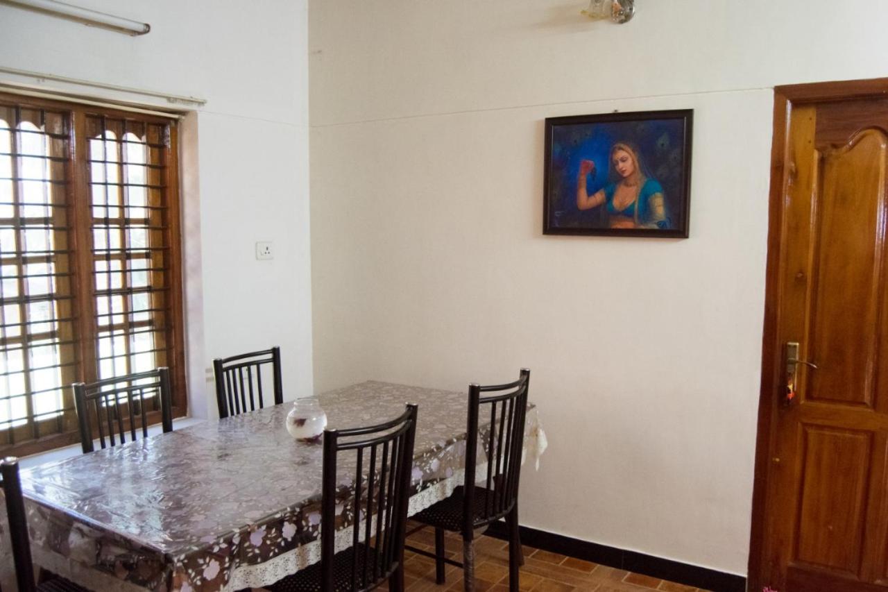 Texas Guest House Thiruvananthapuram Екстериор снимка