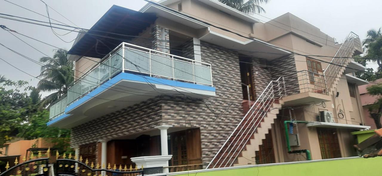 Texas Guest House Thiruvananthapuram Екстериор снимка